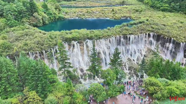 一天4萬(wàn)游客,卻無(wú)&ldquo;人從眾&rdquo;!國(guó)慶九寨溝另類出圈,游客為何感到&ldquo;不堵&rdquo;?